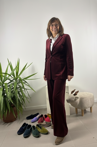 Tailleur in velluto con giacca a un bottone e pantalone largo