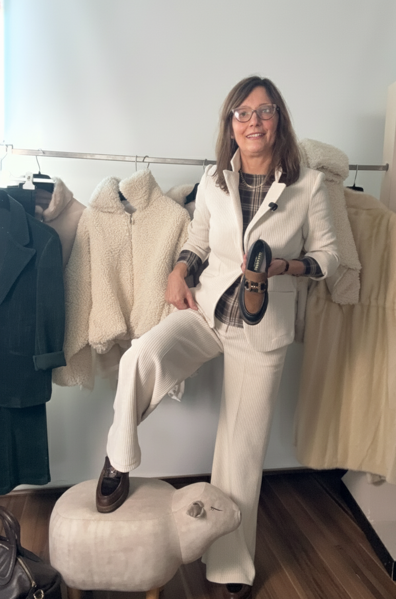 Tailleur in velluto a doppio petto con pantalone dritto