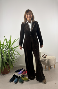 Tailleur in velluto con giacca a un bottone e pantalone largo