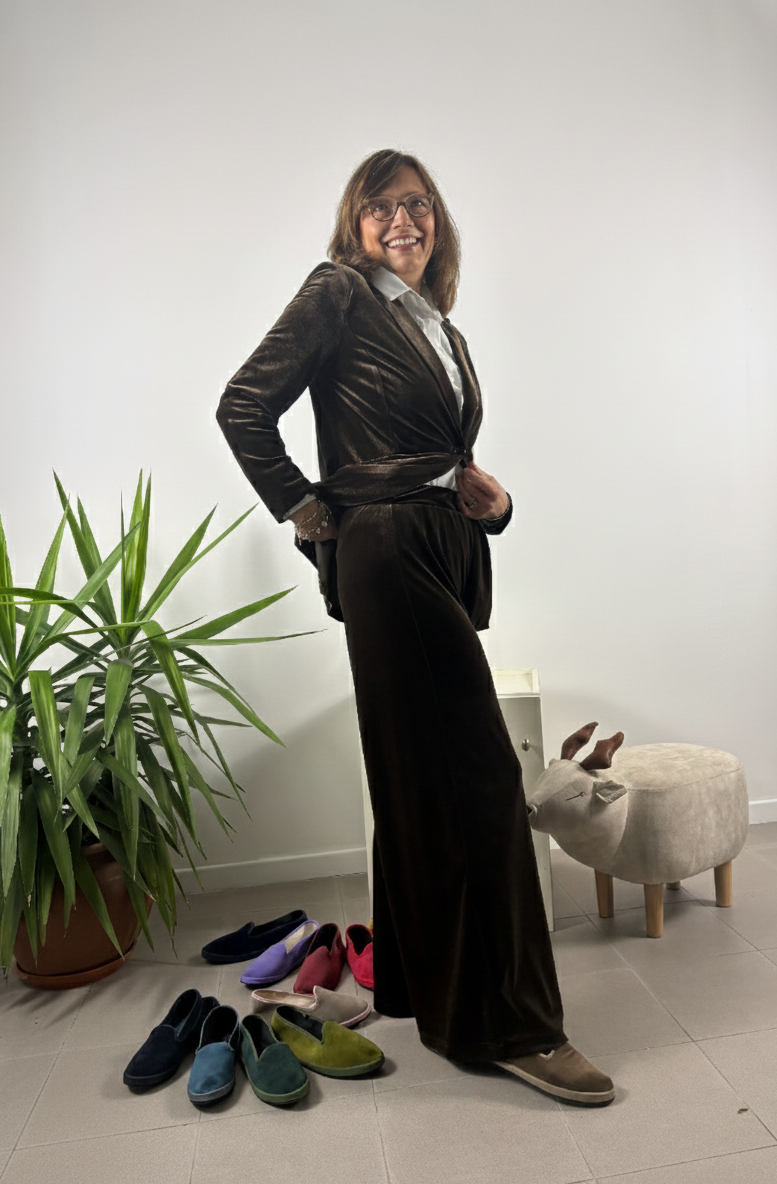 Tailleur in velluto con giacca a un bottone e pantalone largo