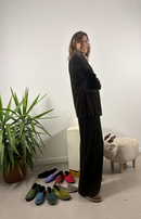 Tailleur in velluto con giacca a un bottone e pantalone largo