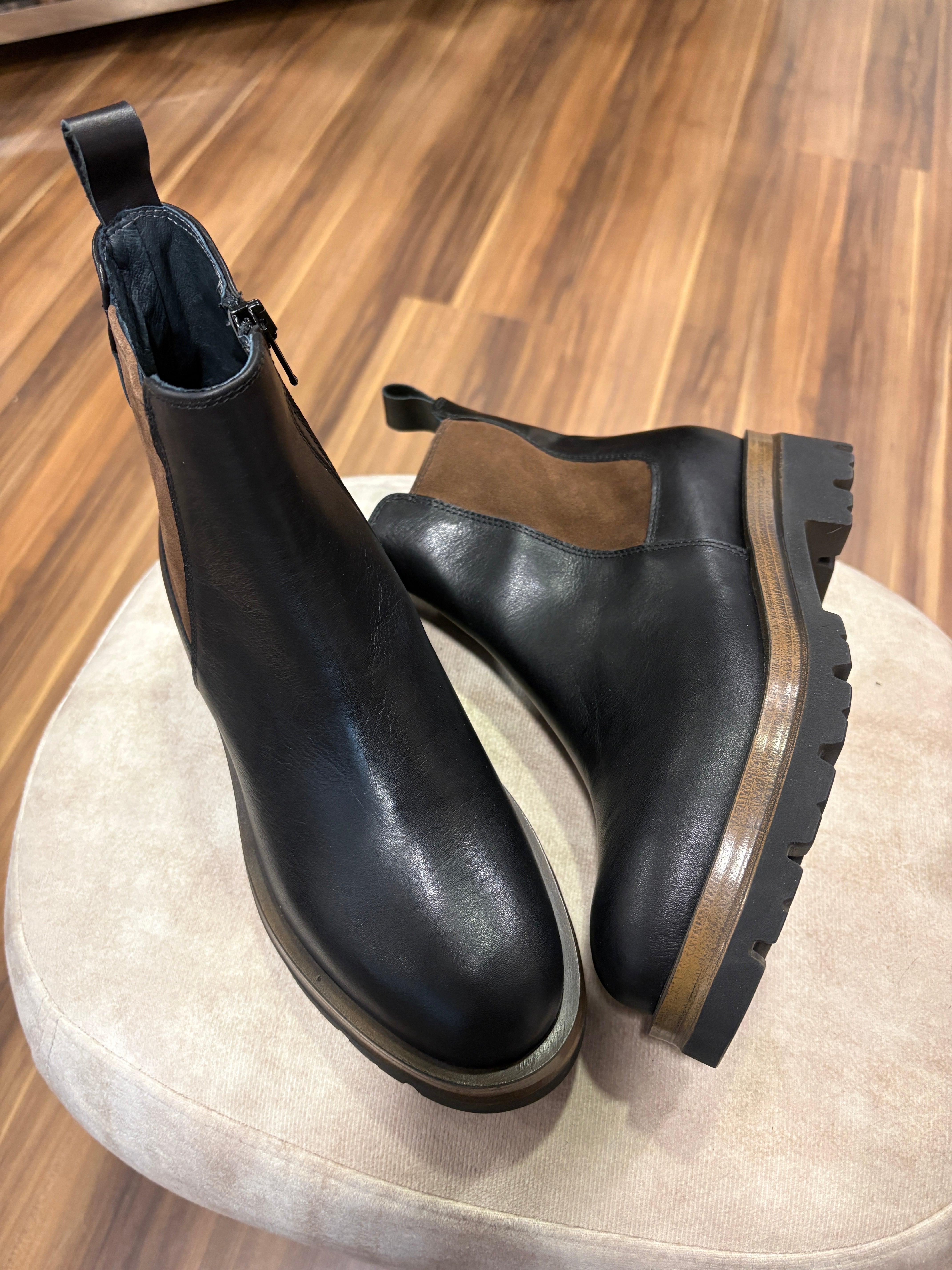 Tronchetto Martina in pelle con fascia laterale elastica