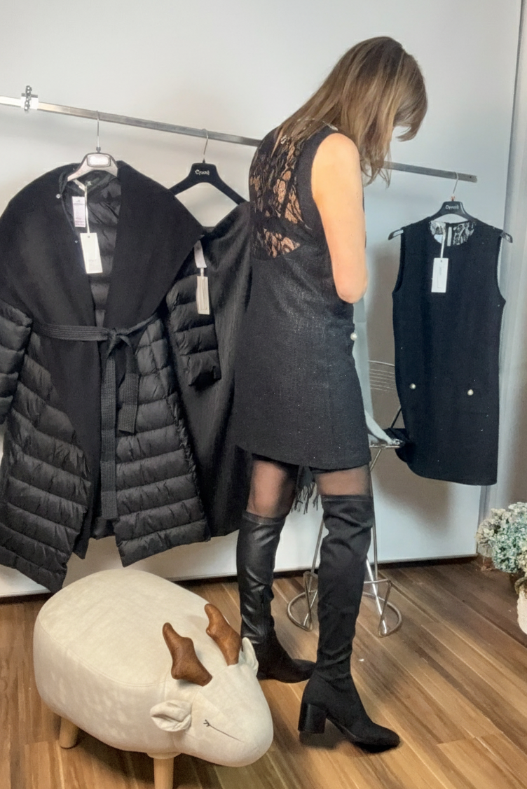 Vestito nero con bottoncini frontali e dettaglio in pizzo