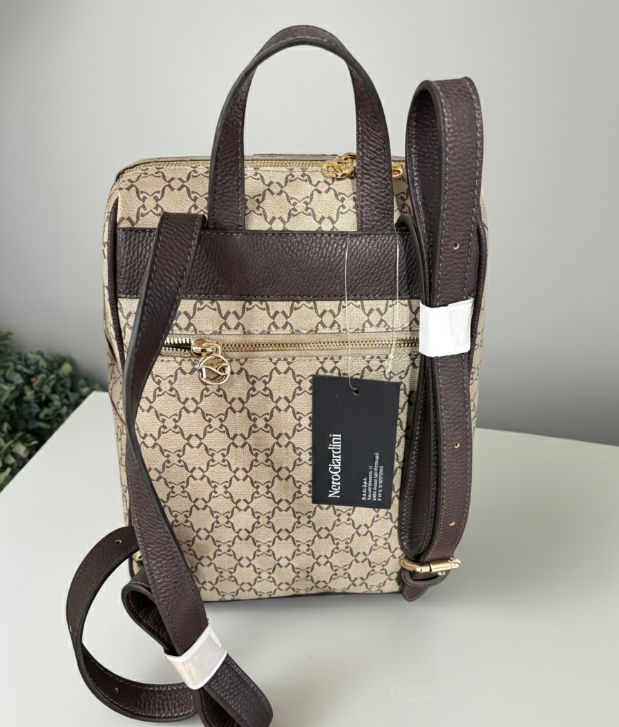 Zaino Nero Giardini con zip centrale e tasche