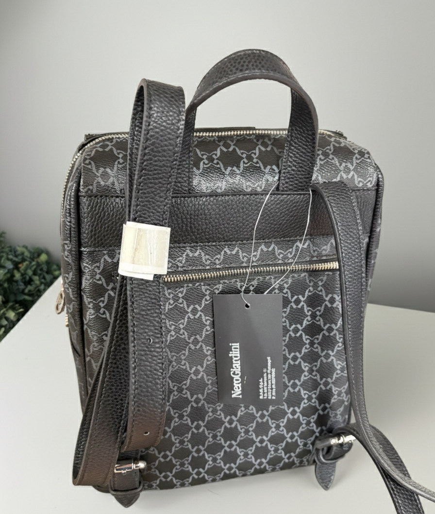 Zaino Nero Giardini con zip centrale e tasche
